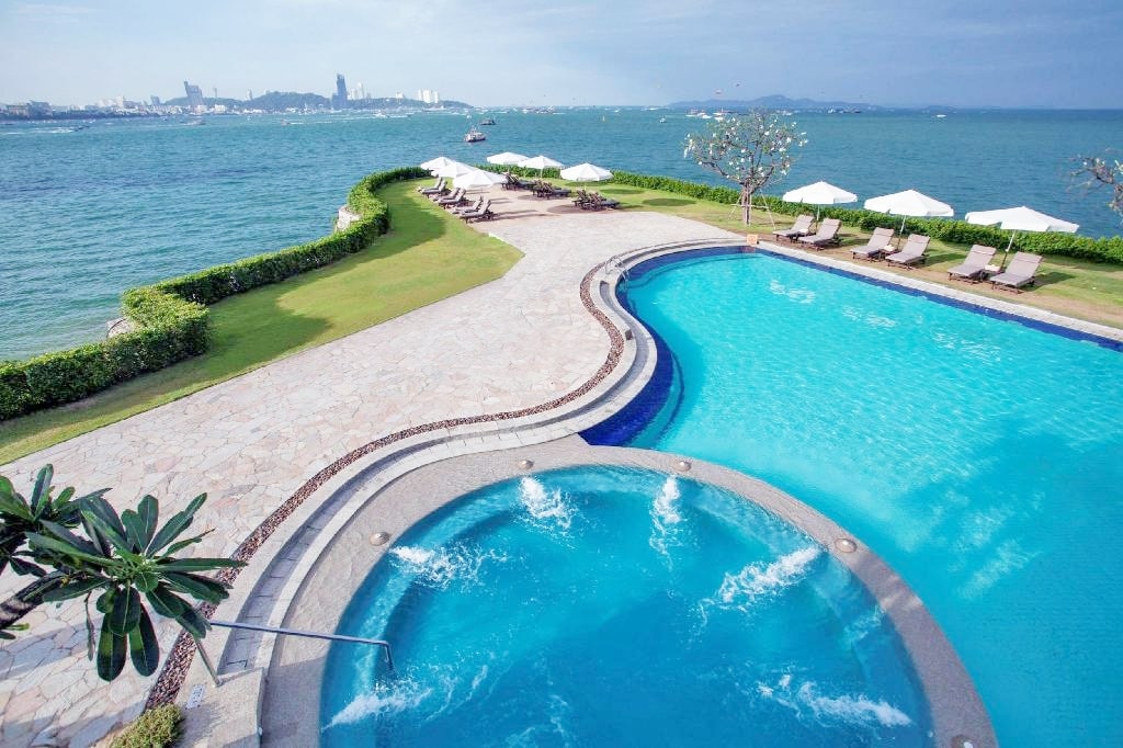 รีวิว!! 15 ที่พักพัทยาติดทะเล มีชายหาดส่วนตัว ราคาเริ่มต้นแค่ 990 บาท/คืน - นอนไหนดี