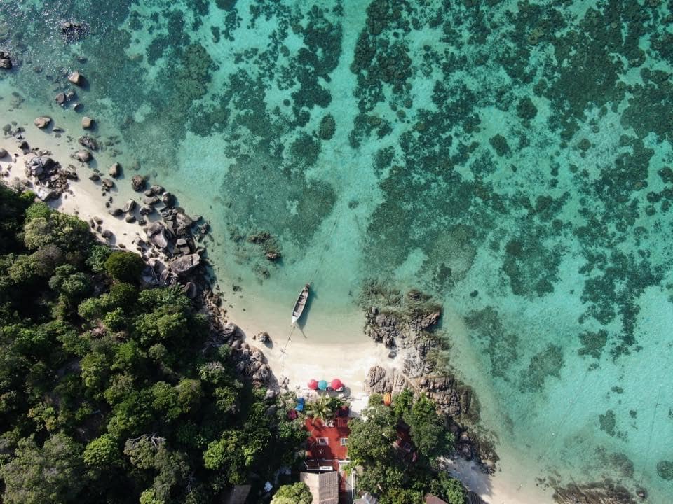 รีวิว!! 10 ที่พักเกาะหลีเป๊ะติดทะเล มีสระว่ายน้ํา วิวสวยระดับ 5 ดาว!!