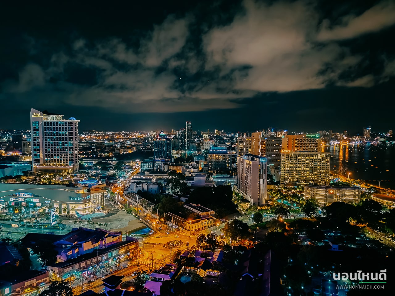 รีวิว!! Grande Centre Point Space Pattaya โรงแรมธีมอวกาศสุดล้ำ พร้อมสวนน้ำแบบจัดเต็มในพัทยา!
